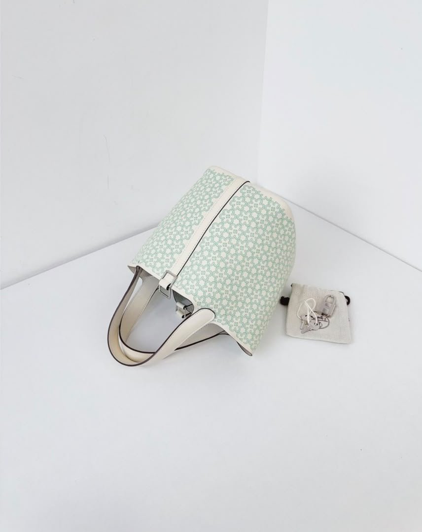 2026/10/IMG-20261014-WA0012.jpg Hermes Picotin 18 Cream Green Leather Silver HW Top Handle Bag Preowned Authenti - Image 1